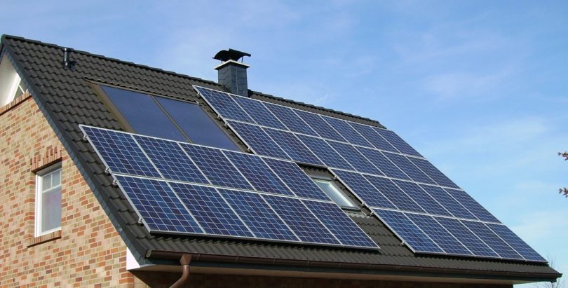 construção sustentável - telhado com painéis solares